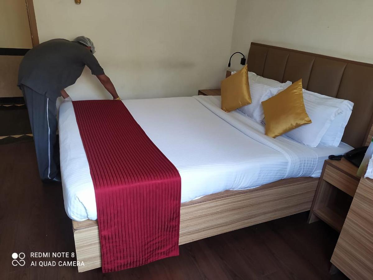 Hotel Plaza Мумбаи Экстерьер фото