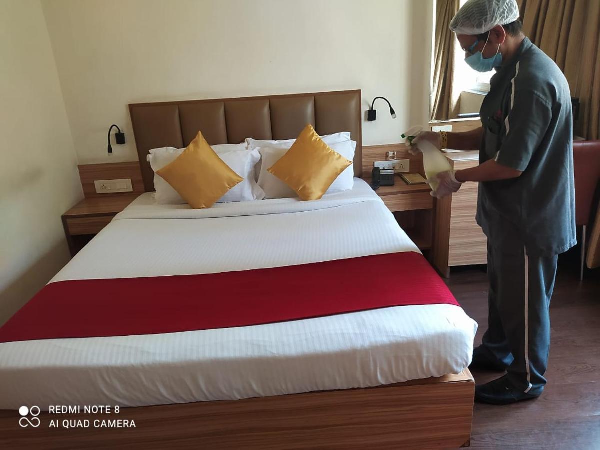 Hotel Plaza Мумбаи Экстерьер фото