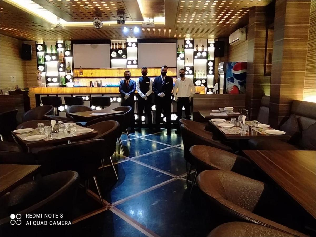 Hotel Plaza Мумбаи Экстерьер фото