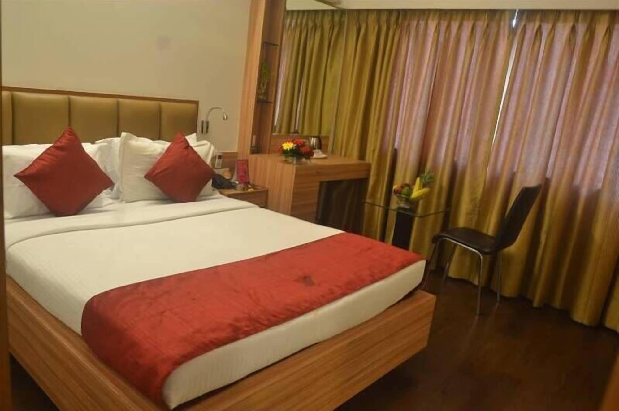Hotel Plaza Мумбаи Экстерьер фото