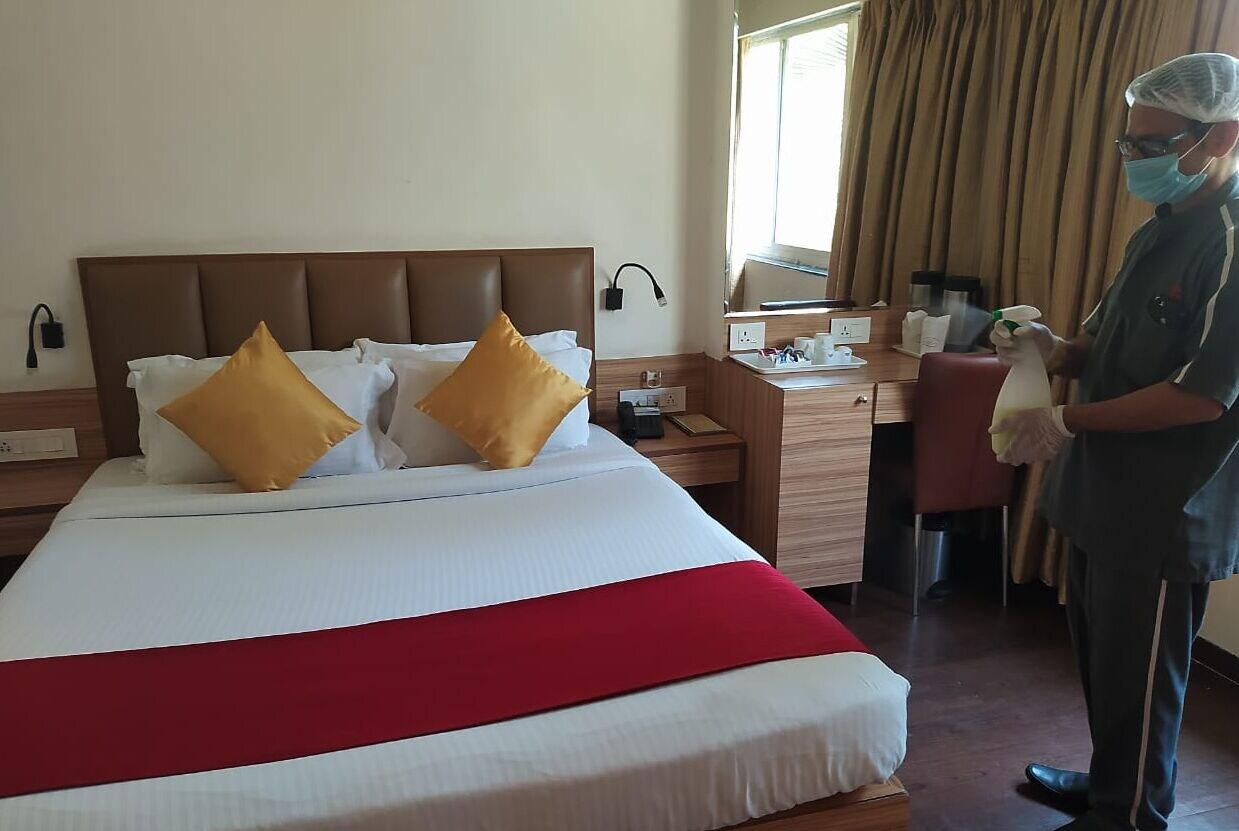 Hotel Plaza Мумбаи Экстерьер фото