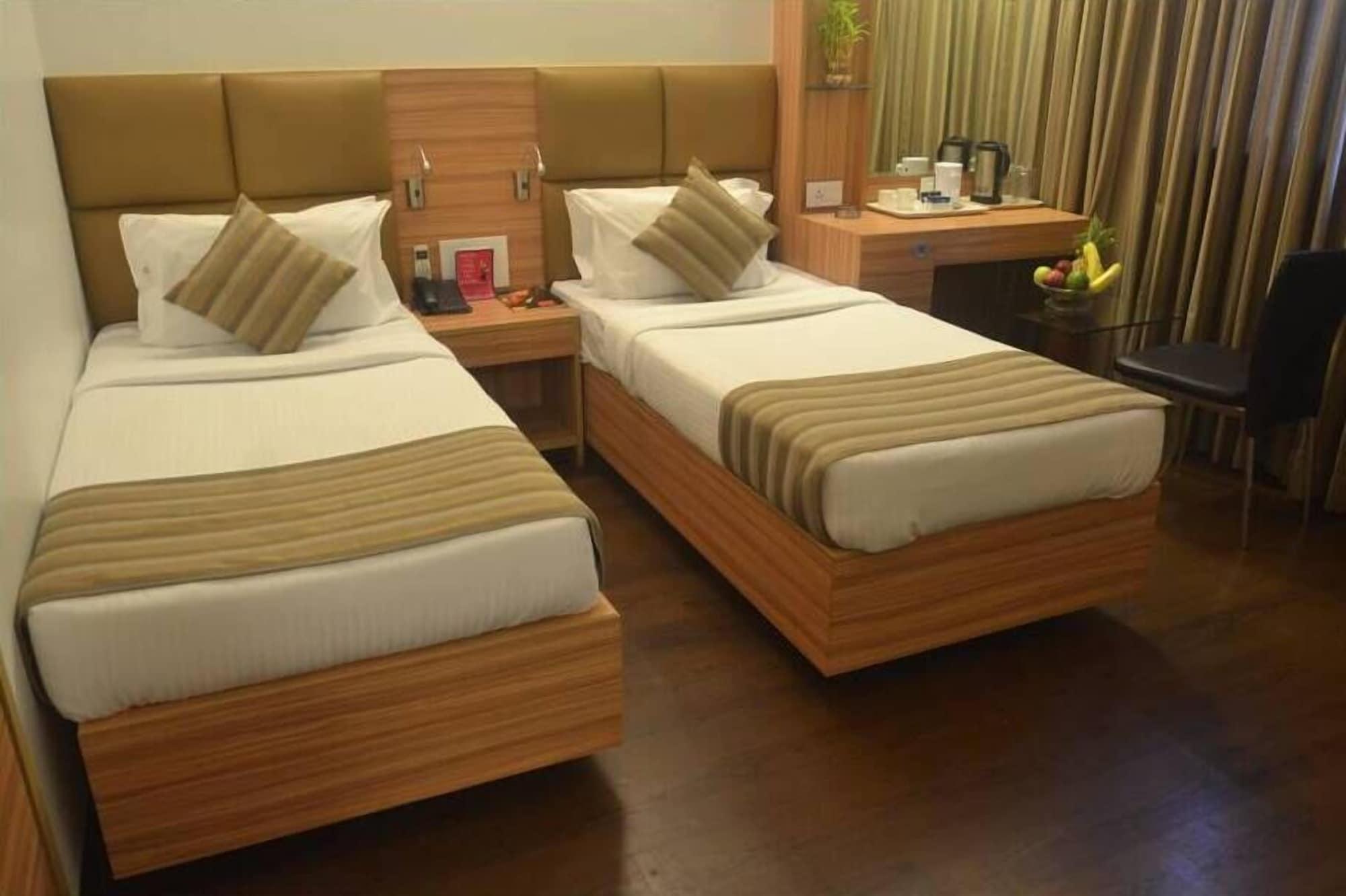 Hotel Plaza Мумбаи Экстерьер фото