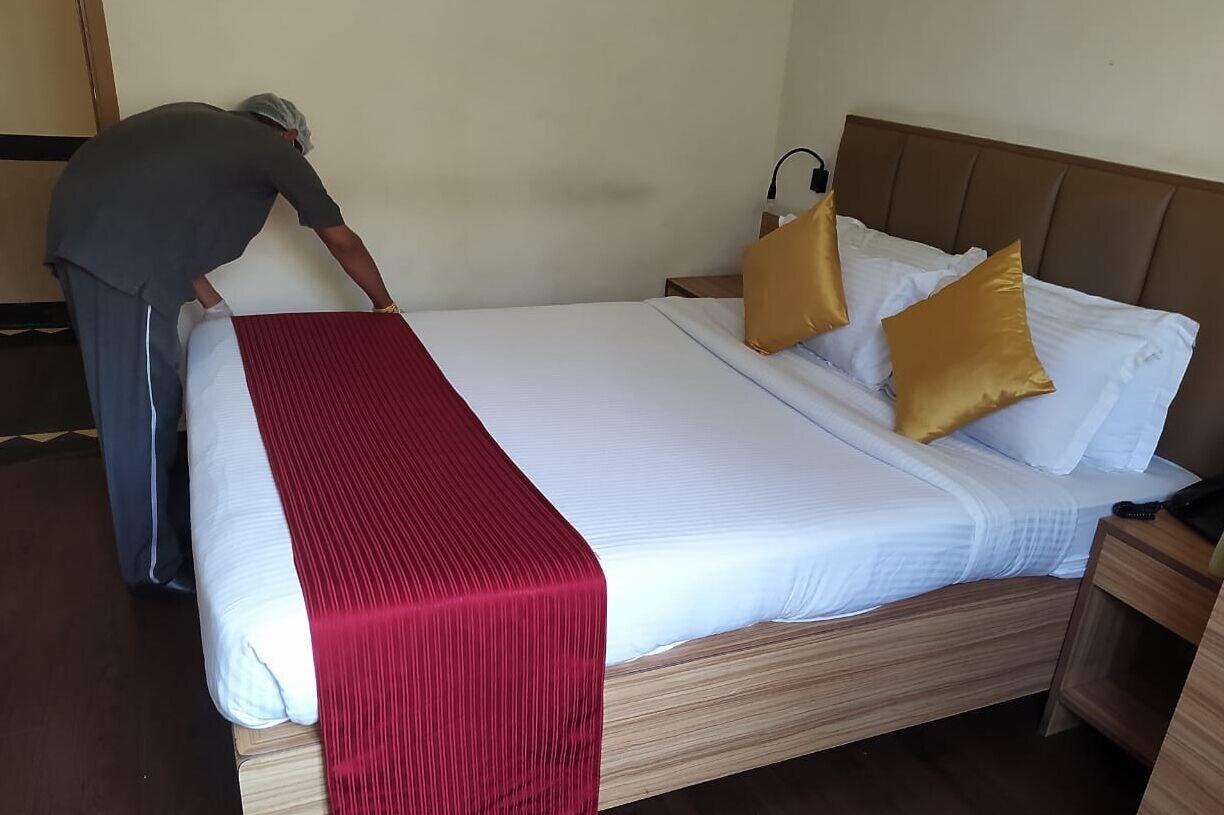 Hotel Plaza Мумбаи Экстерьер фото