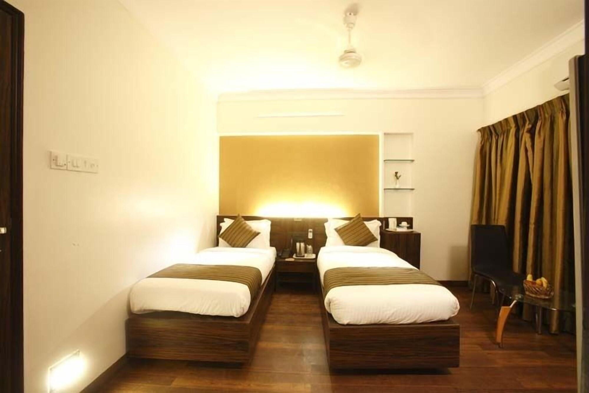Hotel Plaza Мумбаи Экстерьер фото