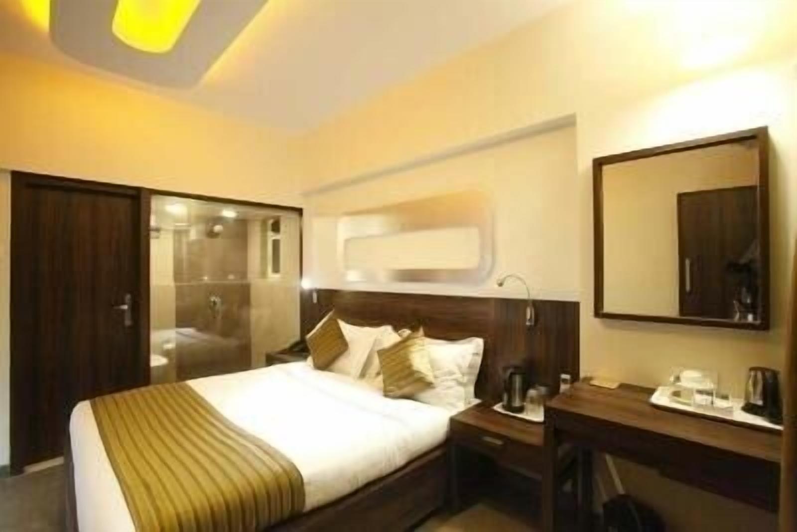 Hotel Plaza Мумбаи Экстерьер фото