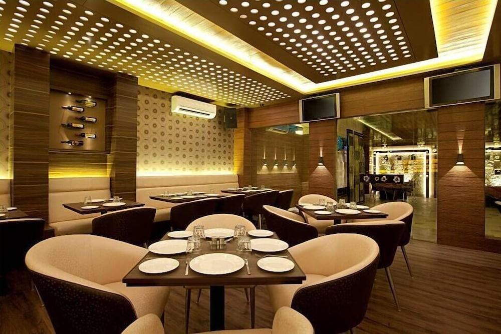 Hotel Plaza Мумбаи Экстерьер фото