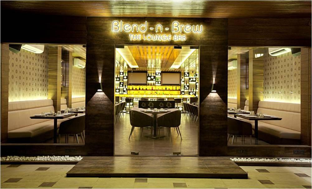 Hotel Plaza Мумбаи Экстерьер фото