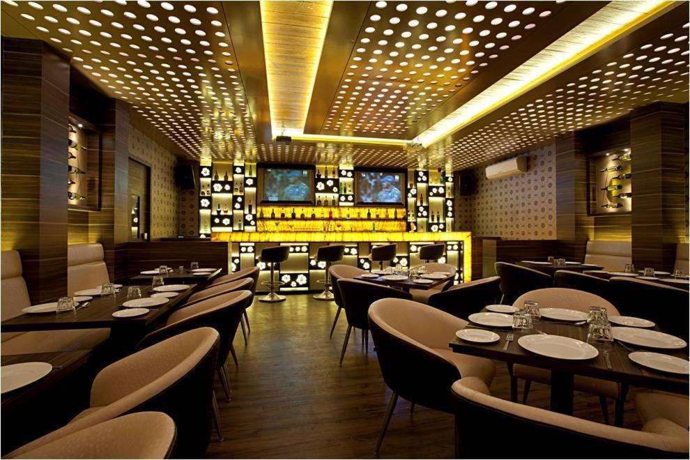 Hotel Plaza Мумбаи Экстерьер фото