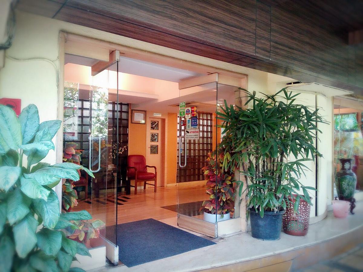 Hotel Plaza Мумбаи Экстерьер фото
